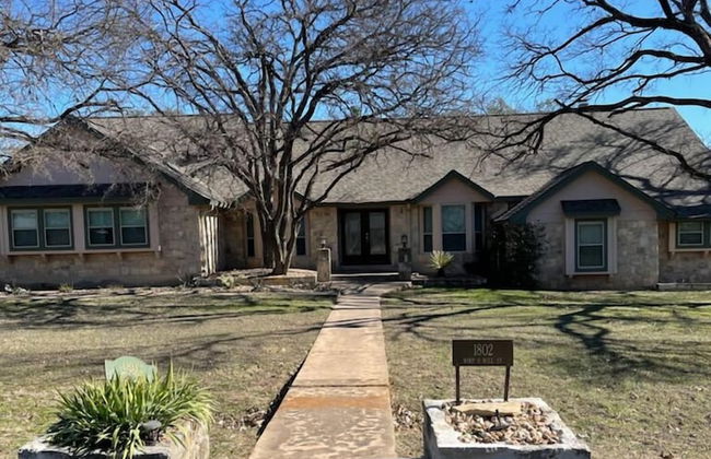 Spacious 3BR Home in Amazing Location - Photo 56