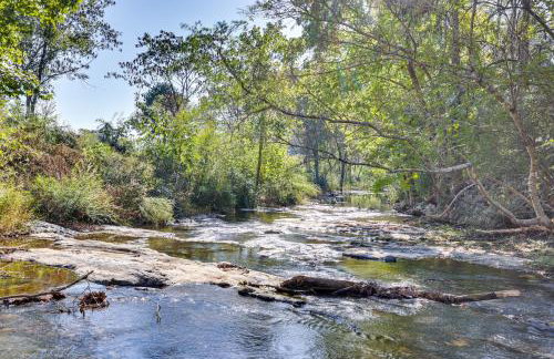 On-Site Creek and Spacious Yard Family Gem in Royal - Foto 3