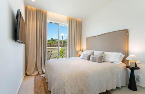 Modern Sea View Villa, Heated Pool,Rooftop Jacuzzi Outdoor Kitchen 12min faro Airport - Foto 9