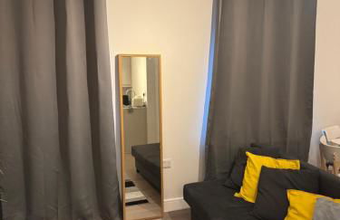 Brand-new flat, King Bed, Sofa Bed with full kitchen, Wi-Fi, self check-in Central location near everything - Foto 8