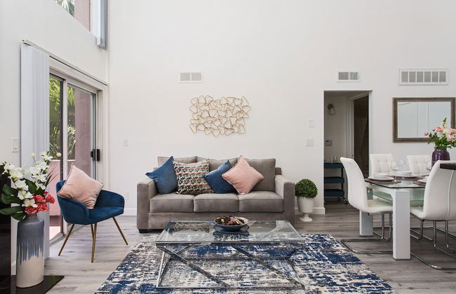 Extravagant Hollywood Cosmo Suites - Photo 15