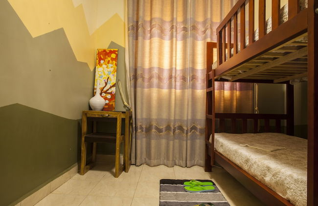 Three Bedroom art themed apartment - Photo 9