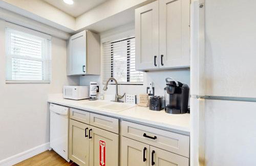 Modern oceanfront condo with outdoor pool, balcony, & washer/dryer - Foto 12