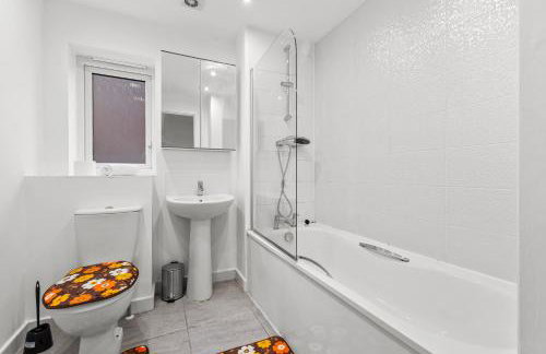 3 Bedroom house with 5 beds and Parking 18LW - Photo 7