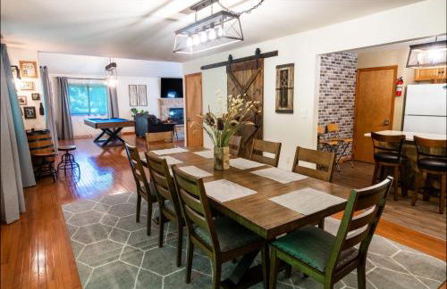 Serenity Falls - Stylish 4Bdr Mountain Retreat, Hot Tub, Pool - Foto 8