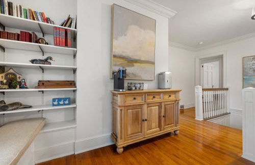 Stylish Mountain Retreat with Sunroom and Pergola - Foto 61