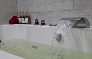 Apartament w Centrum z wanną z hydromasażem - Foto 17