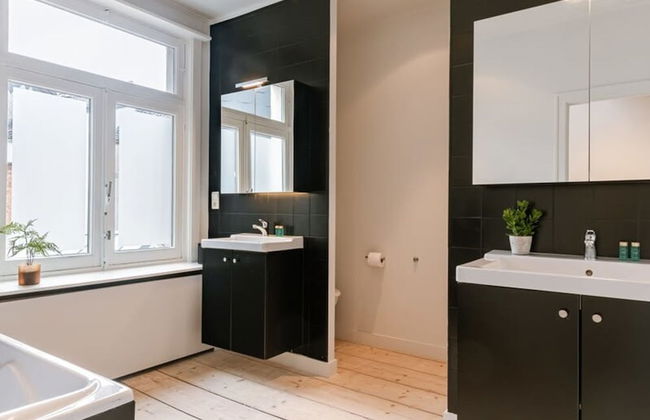 Charming House in the City of Antwerp With Parking - Foto 5