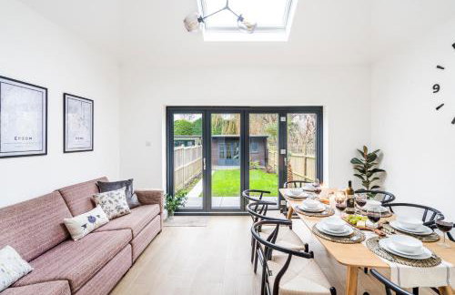 Cozy 3 Bedroom Terrace Cottage in Epsom - Photo 43