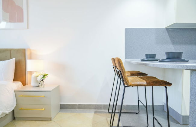 Yogi - Serene Romance in a Stylish Studio with City Views - Photo 5