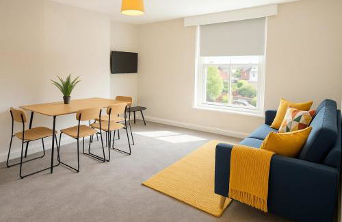 Bright 2-Bed Top Floor Flat, Full Kitchen, Parking - Foto 7