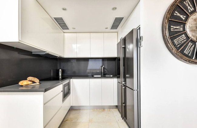 Modern Gem with Stunning Balcony by Sea N Rent - Foto 21