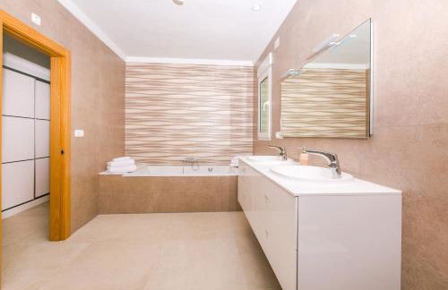 Casa Juana is a modern, luxury, exclusive, 6 bedroom villa. - Foto 29