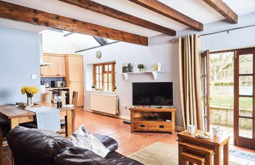 Penuwch Boathouse, Waterside Cottage with indoor Pool, Sauna & Parking - Photo 13