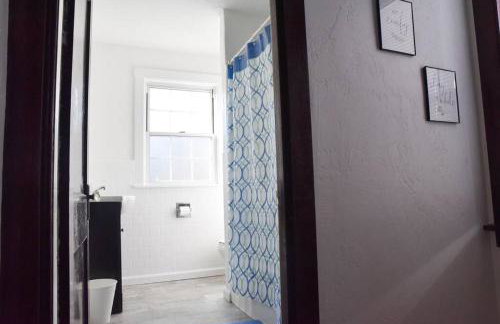 Beautiful 3 Bedroom Home Cozy Front and Back Porch - Foto 9