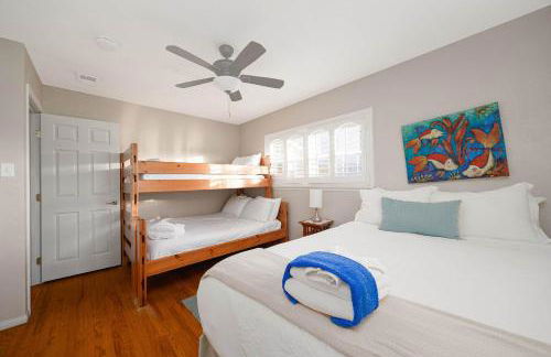 Walk to the Beach Private Backyard and Fire Pit - Foto 26