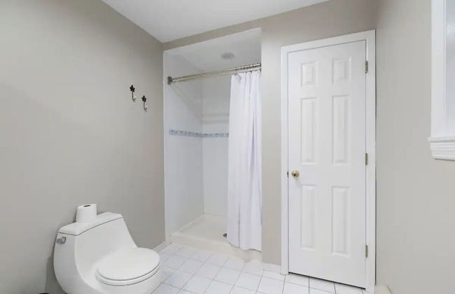 Cozy Fall Home With 4BR and Fireplace - Photo 23