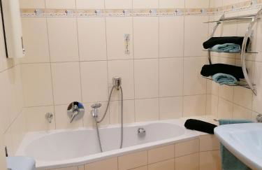 Stylisches kleines Studio -Zentral gelegen- Nähe BayArena - in Leverkusen Wiesdorf City- Friedrich Ebert Platz 5a , 4te Etage mit Balkon-kein Aufzug-Lift--Kaution Pflicht-- - Foto 12