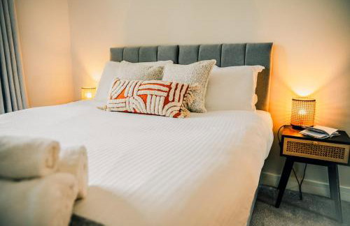 Stylish 2 Bed City Centre Apartment with Parking - Photo 30