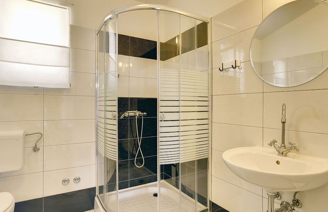 Superb Modern Villa With Pool, Large Fenced Yard Near the Beach - Foto 16