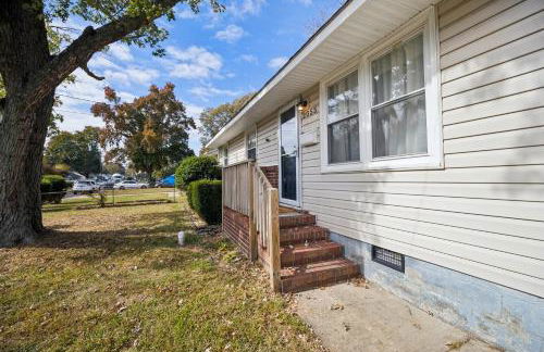 Comfy Coastal Getaway with Modern Comforts home - Foto 28