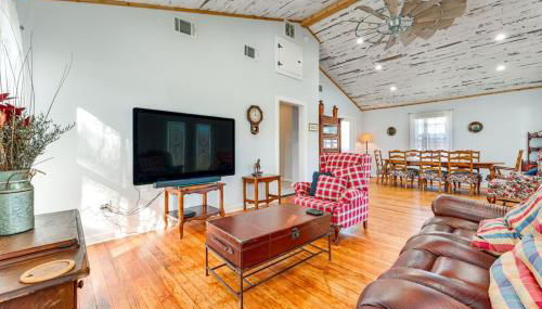 Walk to Downtown Shops and BBQ Home with Fenced Yard - Foto 3