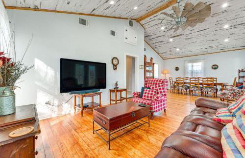 Walk to Downtown Shops and BBQ Home with Fenced Yard - Foto 3