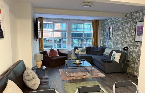 61 Moorfields city centre apartment sleeps 10 - Photo 3