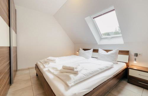 7SCHWABEN - 7 vollausgestattete Wohnungen unter einem Dach mitten in Bad Urach - Küche - Bad - WLAN - Waschmaschine - kostenloses Parken - E-Bike-Garage mit Ladestation - Altstadt, Bus, Bahn, E-Ladestation unter 5 Min - barrierefrei - rollstuhlgerecht - Foto 34