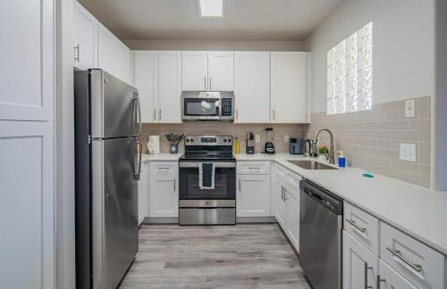 Elegant 1BD King Bed, Pool, Hot Tub, Gym, Parking - Photo 20