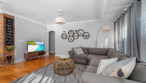 Tiny Home w MIL suite - 3 MI to DT - Foto 2