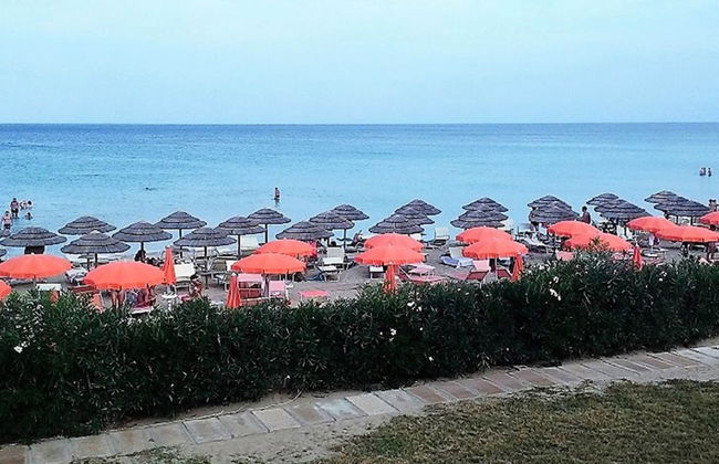 Beachside Getaway w/ Garden - Foto 35