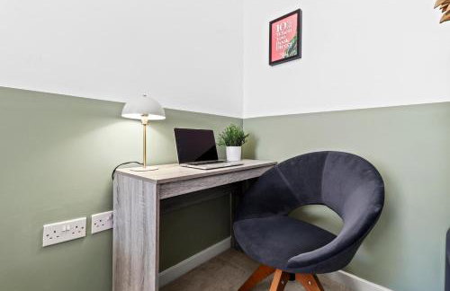 Sleek Modern City Apartment - Photo 17