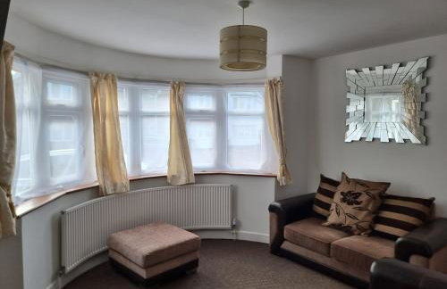 Entire 3 bedroom home with Parking in Welling, London, UK - Photo 77