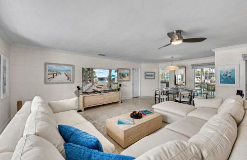 Siesta Key Waterfront Oasis - Heated Pool, Dock, Walk to Village & Beach - Photo 14