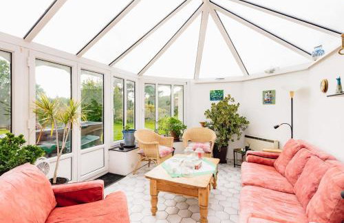 Mid-Wales Farmhouse, swimming pool, tranquil countryside views, sleeps 14 - Foto 35