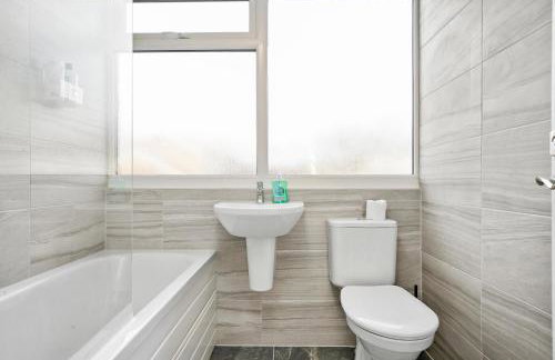 Cosy 3 Bedroom with Free Parking, Garden and Smart TV with Netflix by Yoko Property - Foto 19