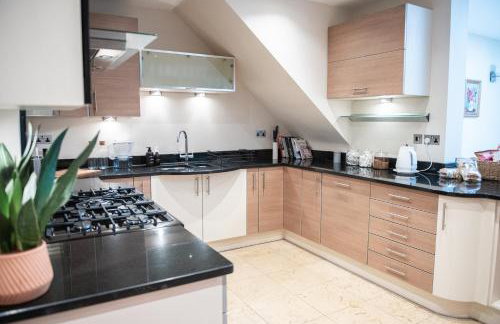 5 Bed Luxury Townhouse with Hot Tub, Rooftop Terrace, Perfect for Groups, Near Cruise Terminal - Foto 22