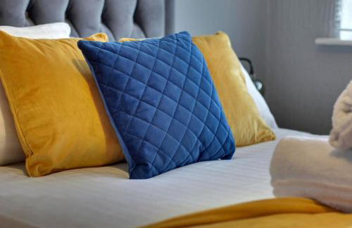 Superb 3 bed house, homely comforts close to supermarkets, with private parking on gated premise - Photo 16