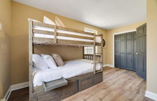 Luxe Lrg Pocono House for 18 Hot Tub/Gameroom/Pool - Foto 9