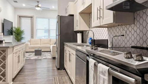 Stunning Lake Views | DART Train | Gym & Pool - Foto 4