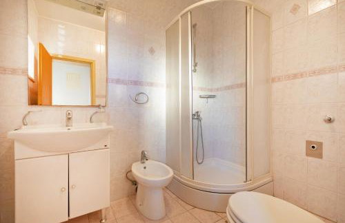 Charming Seafront Stay at Villa Mara - Photo 7