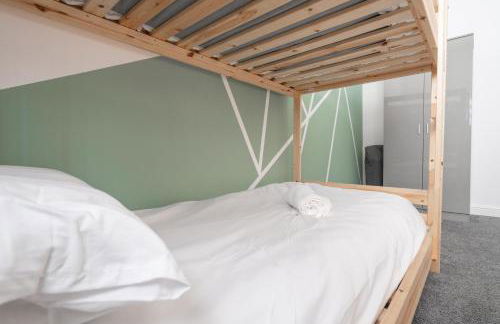 Huge Apartment - 8 Beds - Free Parking - Long Stays! - Foto 21