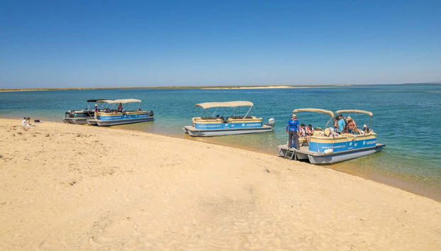 Bateaux amarrés sur la plage de l'île de Deserta
