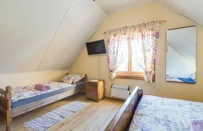 Rustic Cottage With Heated Pool - Photo 7