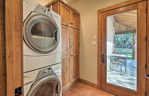 Riverfront Blanco Home with Shaded Porch and Hot Tub - Foto 18