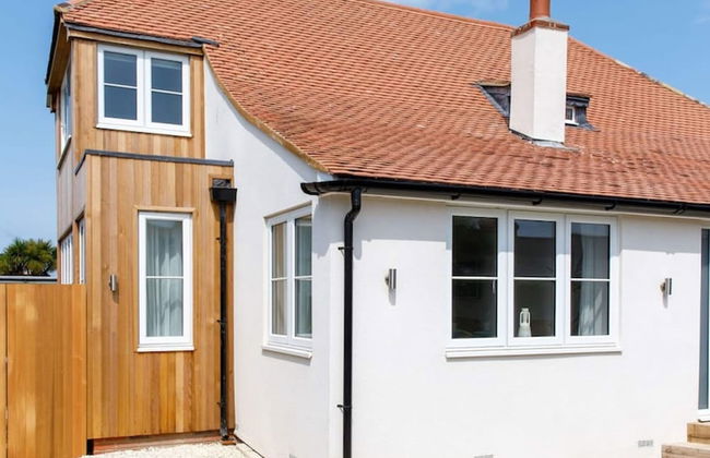 Mariners Stylish Beachside Getaway With Sea Views - Photo 5