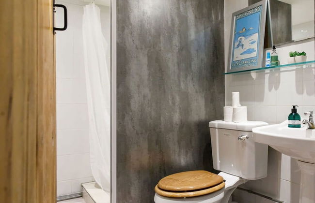 Tranquil Luxe in Country Cottage - Photo 62