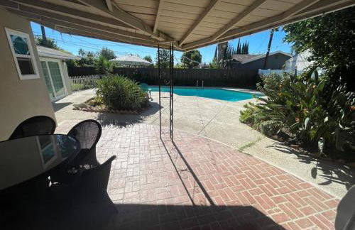 Granada Hills Private Unique Pool Luxury 4BR Family Retreat - Patio, Outdoor Dining, BBQ Grill, & Free Parking - Foto 52