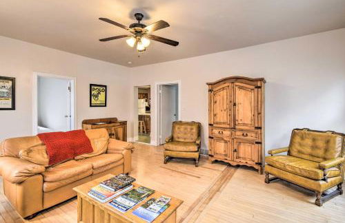 Walkable Lake Elkhart Apt Dine, Shop, Swim! - Foto 5